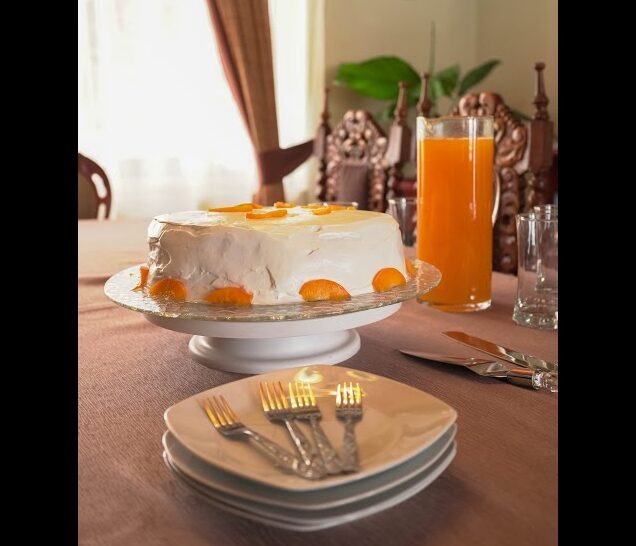 Torta tradicional de bizcocho con durazno y manjar